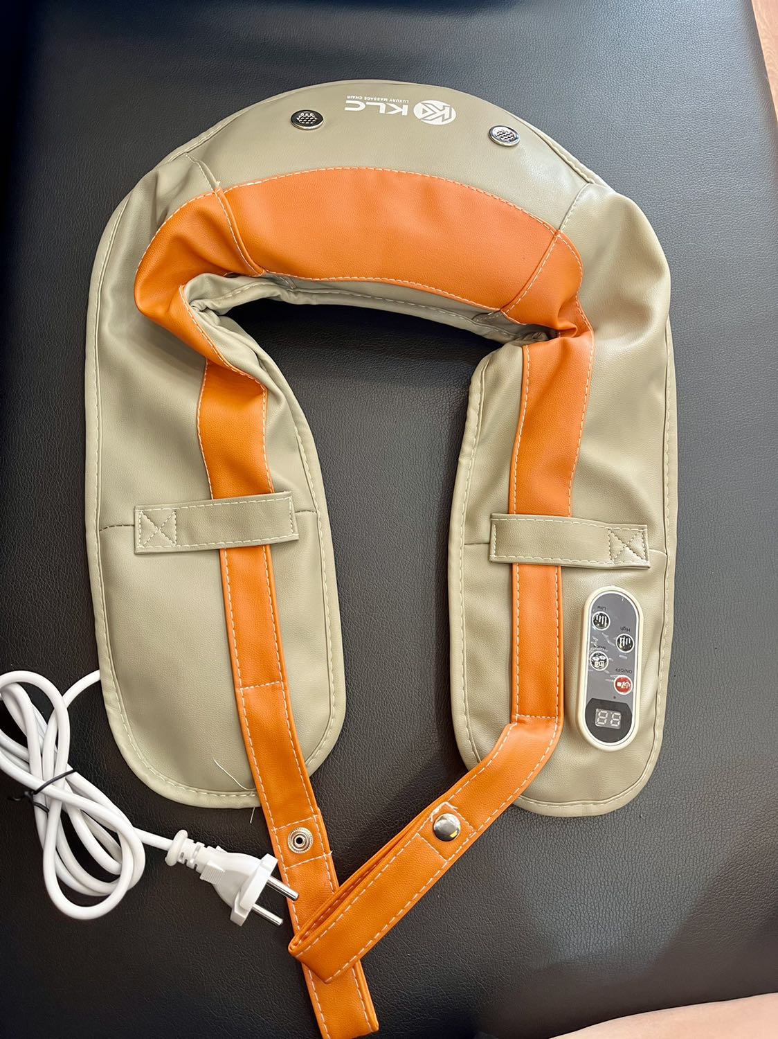 Giao hành rất nhanh. 
Mua về tặng bố, bố thích và vui lắm, khen đấm êm đỡ nhức lưng. Có 99 bài nên tha hồ xài lun.
Shop tư vấn nhiệt tình. Cám ơn shop giúp em lựa cho bố món quà ưng ý như thế này