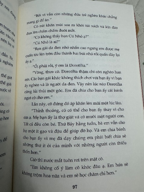 Mua sách cũng lâu rui nhưng giờ mới có tgian đọc, mình đọc 1 mạch cho đến hết truyện. Mở đầu truyện đã mang tới cảm giác khá buồn rồi, đọc để thấu hiểu được cái nghèo nó có thể khiến một cậu bé còn chưa được 6t trưởng thành và mạnh mẽ tới mức ấy, và đôi khi lại rất nhạy cảm, một cậu bé thông mình và tinh nghịch nhưng lại ko có một ai có thể hiểu được cậu cho tới khi một người bạn đặc biệt xuất hiện khiến Zezé cảm nhận được sự ấm áp và trân trọng mà trước đây cậu chưa từng được đối xử như thế. Khúc cuối thật sự rất cảm động, sẽ không có một ai thay thế được hình bóng người bạn đặc biệt ấy trong lòng cậu bé cho tới cuối đời.