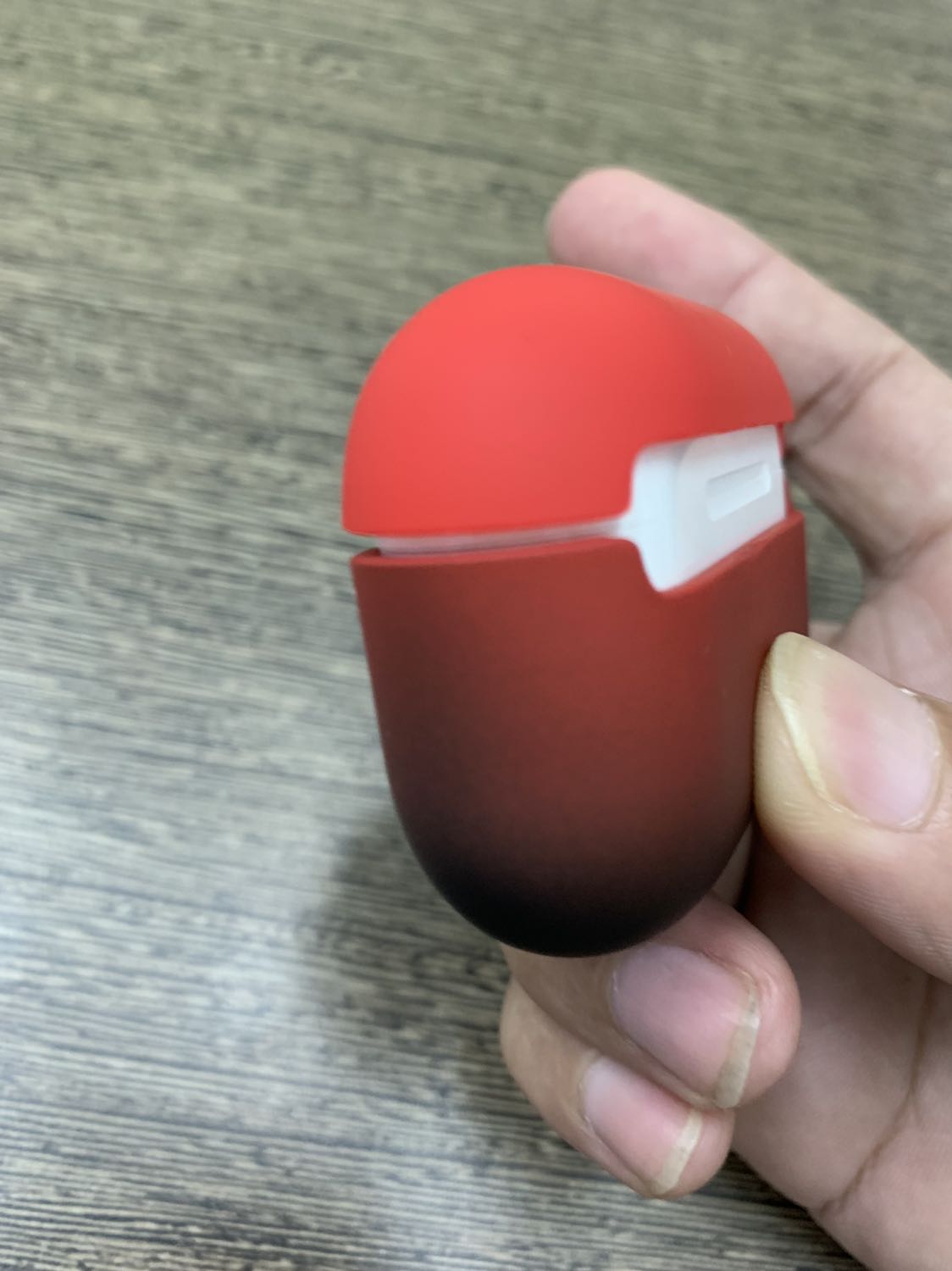 Sản phẩm quá tệ. Không ôm sát Airpods. Vỏ trên k ôm dc nắp luôn. Thất vọng. Yêu cầu hoàn tiền.