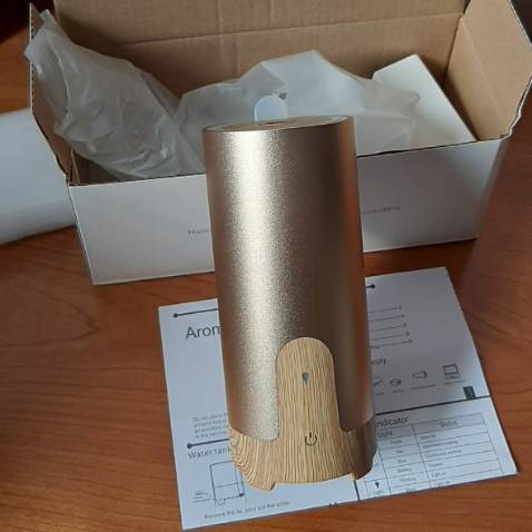 Mới khui hộp mình thấy kích thước máy hơi nhỏ so với tưởng tượng của mình. Nhưng sau khi bỏ vào xe thấy rất hợp. Dùng sau 1 ngày thấy máy chạy rất êm, mình chạy liền gần 2h thấy hơi sương ra vừa phải, cho thêm 2 giọt tinh dầu vào cảm thấ rất sảng khoái. Vỏ thiết kế bằng kim loại rất chắc chắn và nhìn khá sang trọng. Đã từng dùng loại có lõi bông, khi dùng máy này của kobi thấy khác biệt hẳn. Shop đóng gói cẩn thận, giao nhanh, có thiệp cảm ơn nữa. Cám ơn shop, sẽ tiếp tục ủng hộ thêm tinh dầu.