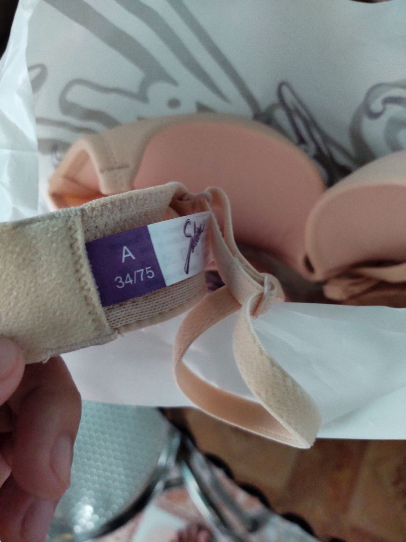 Yêu cầu đổi hàng hoặc trả hàng gấp. Tự ý đổi hàng mà không báo trước. Đổi cũng không đúng size hàng đã đặt. Đóng gói tệ, không có bịch nylon luôn