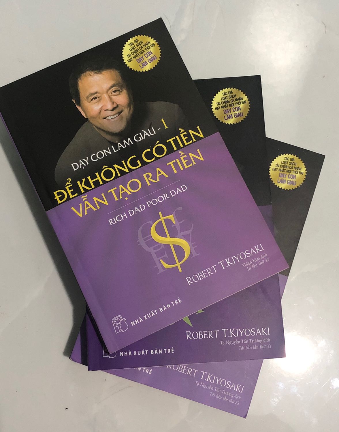 Về nội dung sách hay, bổ ích. 
Nhưng về hình thức vô cùng tệ. Lúc mua sách vì số tiền khá lớn, nên mình khá phân vân nhưng do tin tưởng tiki mình đã mua nguyên bộ. Nhưng khi nhận sách mình vô cùng thất vọng sách quá tệ, cuốn sách nào cũng không có tem của nhà xuất bản, tái bản mỗi cuốn mỗi khác nhau, không đồng bộ, có trang còn bị lặp lại. Đây là lần đầu cũng như lần cuối cùng mình mua hàng ở shop. Các bạn mua sau nhớ cẩn thận, đừng để tiền mất mà sách thì lậu ?