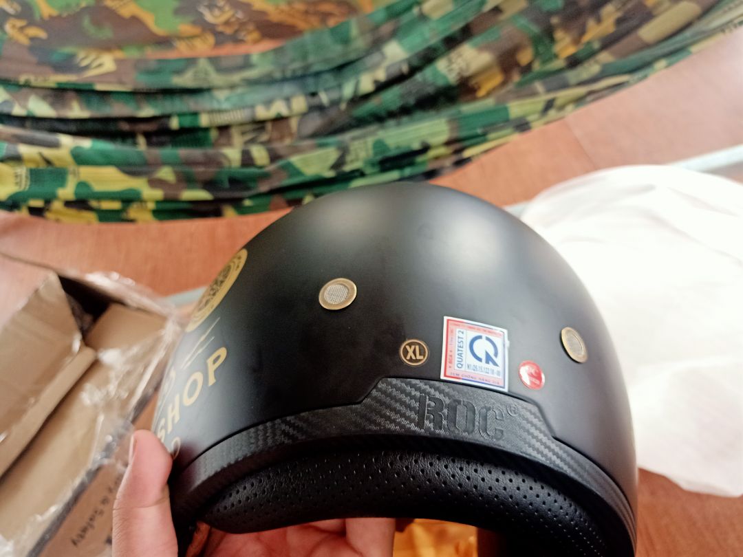 phải nói giao hàng nhanh không, hôm qua đặt thì hôm nay đã nhận đc hàng. sp đẹp, lúc đầu tuổng chử in trên nón bị bay ai dè làm kiểu. phải nói  nón đc in rất đẹp.