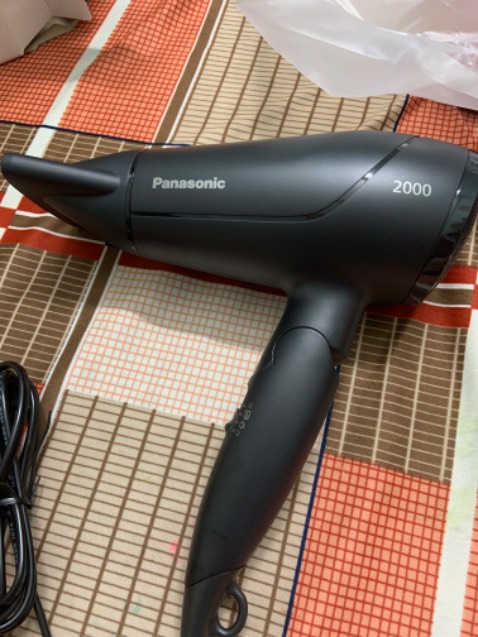 Đóng gói kỉ càng. Đúng sản xuất ở Thái Lan. Tiếng máy kêu rất êm. Có điều voi chế độ sấy nóng thì nghe mùi khét khá khó chịu. Thái độ shipper ko chuyên nghiệp, bảo đợi tí đi kiếm tiền đưa thi co vẻ quạo. Vi hàng giao sớm 2 ngày nên mình bị bất ngờ ko chuẩn bị trước. Trừ một sao