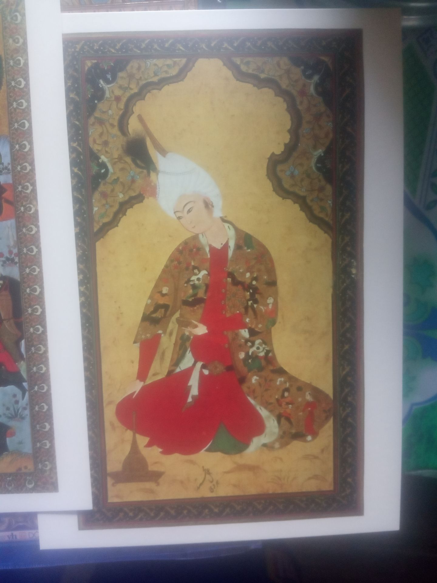 Nhận hàng xong đánh giá ngay cho nóng các bác à. Đây có lẽ là cuốn sách "khủng" nhất mà tôi từng mua. Khủng cả về cân nặng và giá, tuy nhiên mua được đợt sale nên hoàn toàn hài lòng.
Sách của Đông A mua cuốn nào cũng ưng hết. Chất lượng về hình thức, trình bày nội dung. Sách font chữ hơi nhỏ, cũng phải thôi vì nội dung đồ sộ hơn 1300 trang, chữ lớn hơn có lẽ sách còn khủng hơn nữa.
Mới mở còn tưởng là cái giỏ, nhưng thật ra là giấy lót. Lần đầu thấy tiki đóng gói có cái này, nên vận chuyển ko bị "sứt mẻ" gì cả. 5SAO cho mọi thứ.