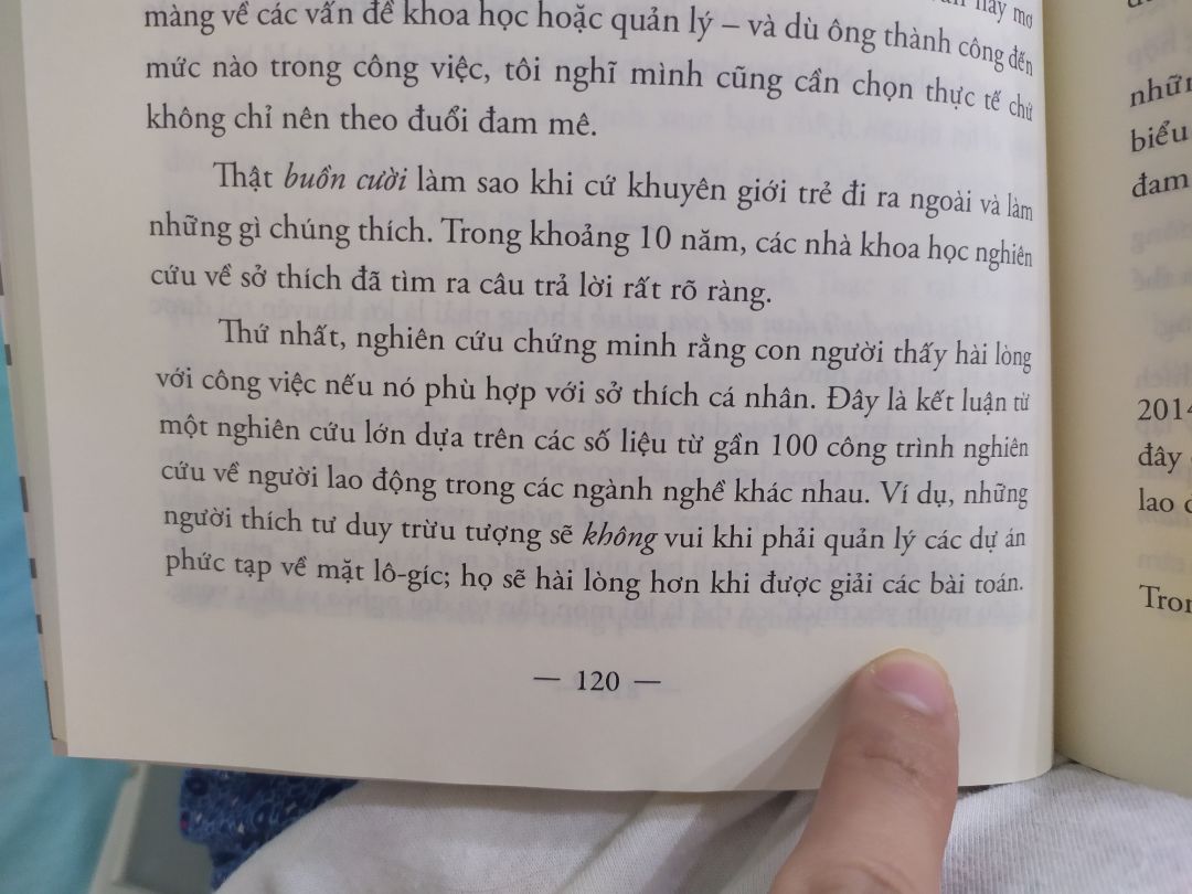 cái tiêu đề tuy hơi self help 1 tí, nhưng nội dung thì không phải vậy đâu nha mọi người. 1 cuốn sách đáng đọc về chủ đề kiên trì bền bỉ?
cho 4* vì vẫn chưa trả lời rõ ràng được câu hỏi, liệu những người như Van Gogh thì trong lúc vẽ tranh ông cảm thấy gì? là vui vẻ hạnh phúc hay là sự đau khổ từ cuộc sống từ công việc.
phần đó tác giả chỉ nêu ra các ví dụ dựa trên mẫu là 1 hoặc 1 vài người. quá nhỏ để có thể nói lên điều gì