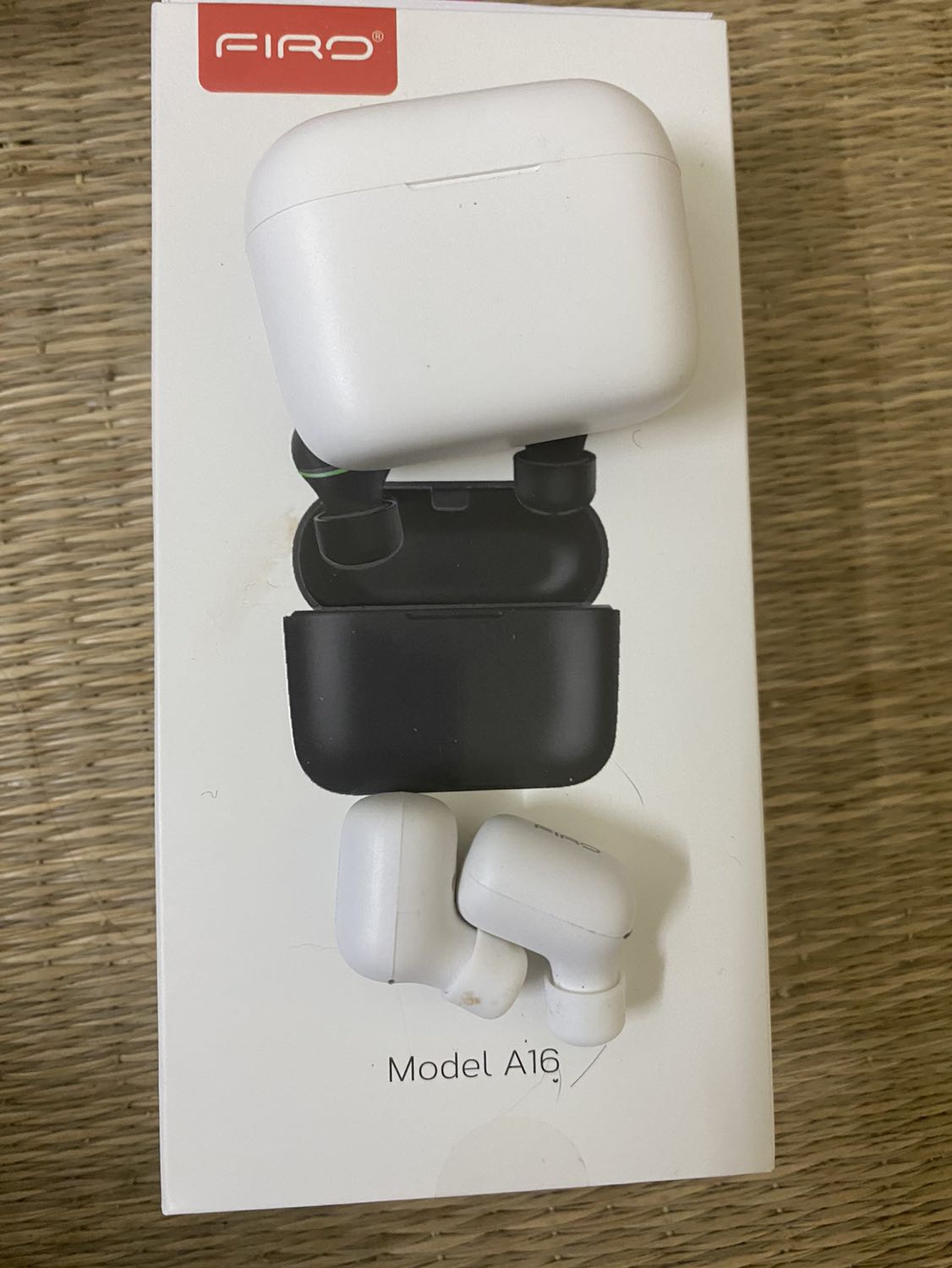 Chất lượng tai nghe ok, âm thanh tốt. Điểm mình chưa hài lòng là kết nối với iPhone 11 chưa thật sự tốt. Nhiều khi kết nối mãi mới được, đôi khi đang nghe bị mất kết nối phải kết nối lại. Cảm ửng hơi bị loạn kiểu nhạy quá mức cần thiết. Sạc pin cho box không thấy tín hiệu gì không rõ sạc đầy hay chưa. Nói chung sản phẩm ok phù hợp tầm giá.