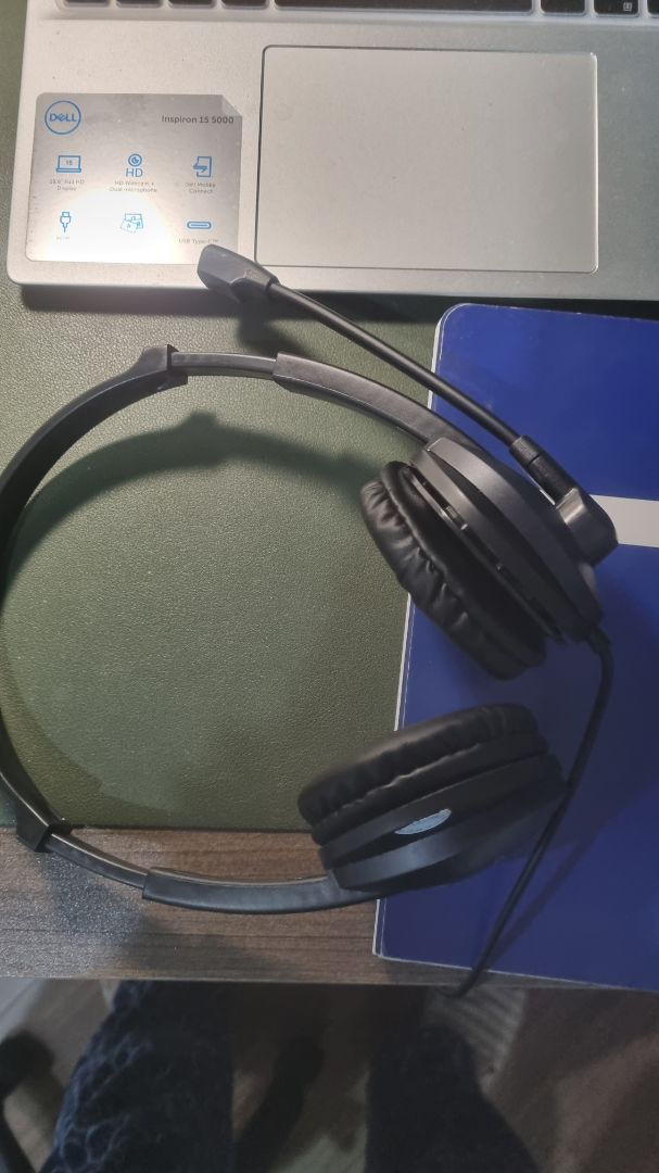 Tai nghe chất lượng tệ, âm thanh không vào, *** các kiểu máy. Ngoài ra phần hoàn thiện kém, lớp áo bọc tai nghe bên ngoài vừa đụng vào đã bong ra. Mình nhận hàng từ trưa hôm trước, chủ quan tối hôm sau mới mở ra + đem vứt vỏ hộp ngoài nên không đổi trả được. Chất lượng tệ, hên xui.