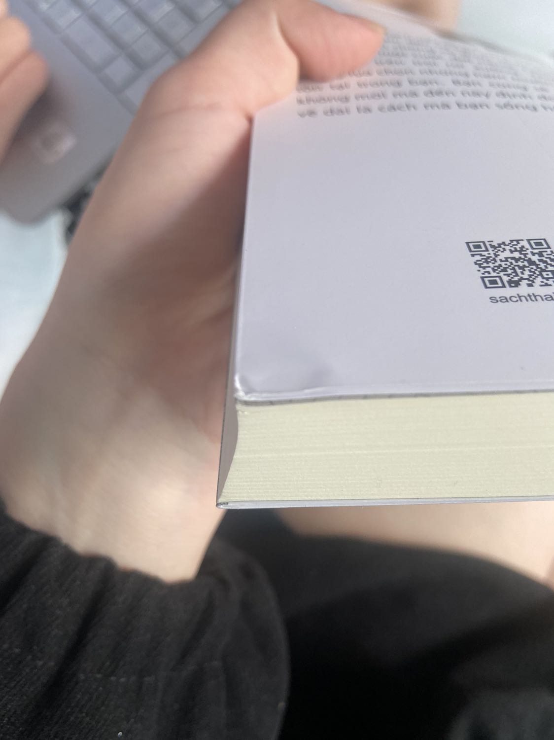 Không biết là do vận chuyển hay sao mà góc cạnh của sách bị méo mó , vài chỗ bị bẩn , mong quyển sách lần sau đặt sẽ hoàn hảo hơn!!