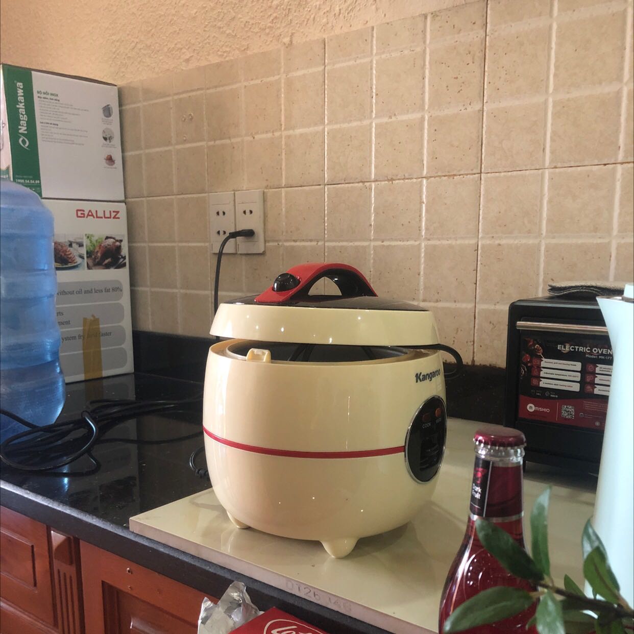 Nòii cơm 2-3 người ăn, mình mua gạo cứng nên phải ngâm cỡ 1h nấu mới chín đc, nấu cũng khá nhanh, sau khi chín phải chờ 15' sau ăn mới ngon