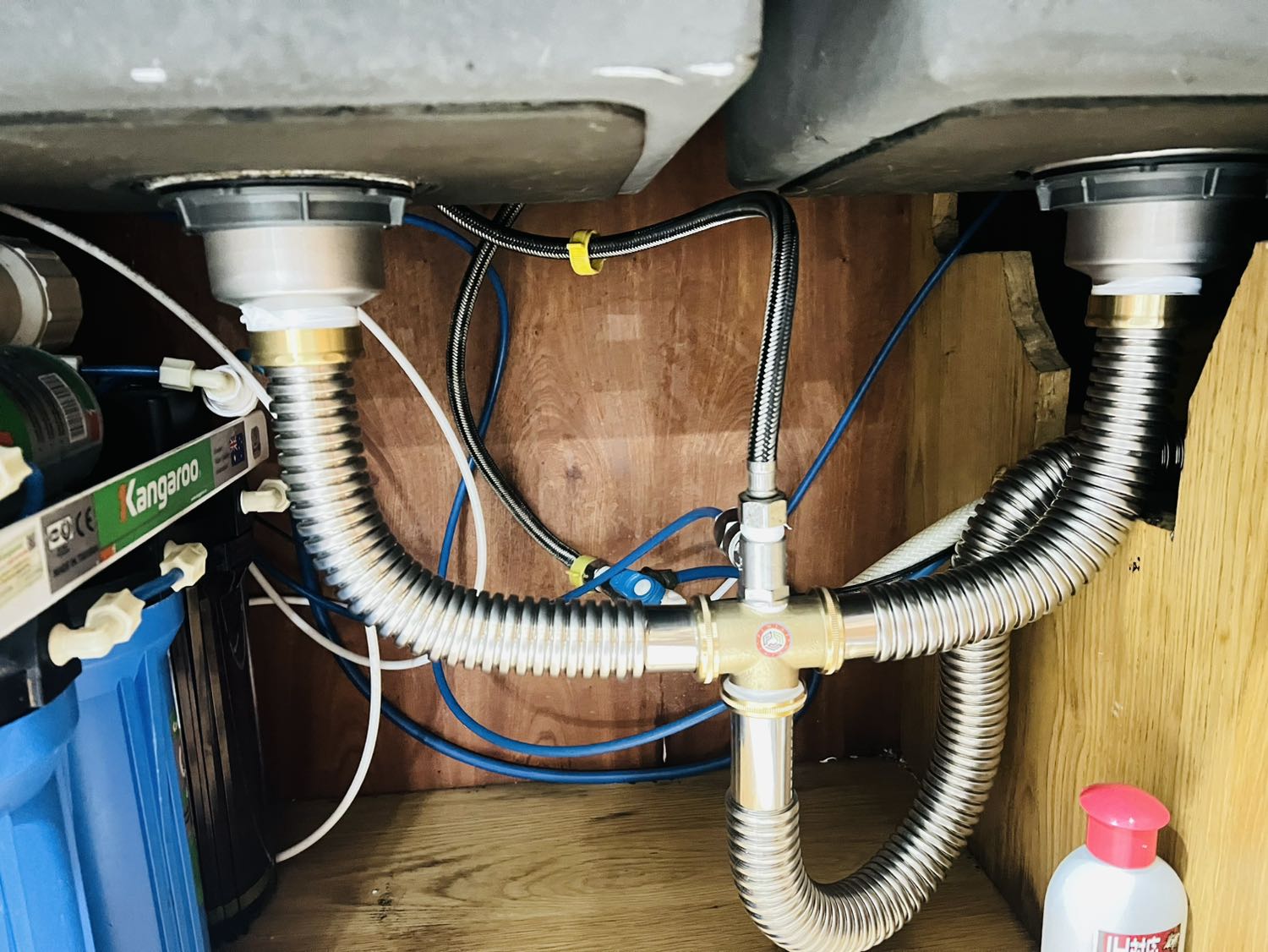 Sản phẩm ổn, lắp đặt dễ dàng. Các cạnh hơi sắc nên khi lắp đã bị đứt tay, hhhh. Nói chung là ổn