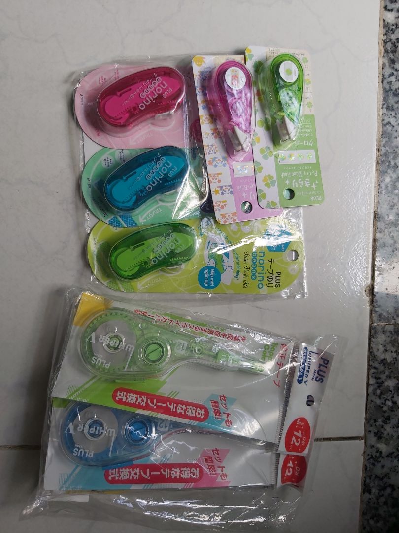 Băng dán dễ thương và dễ sử dụng... rất phù hợp cho việc trang trí sổ tay... shop giao cho mình màu hồng hình gấu và xanh lá hình cỏ 4 lá... kích thước rất nhỏ gọn