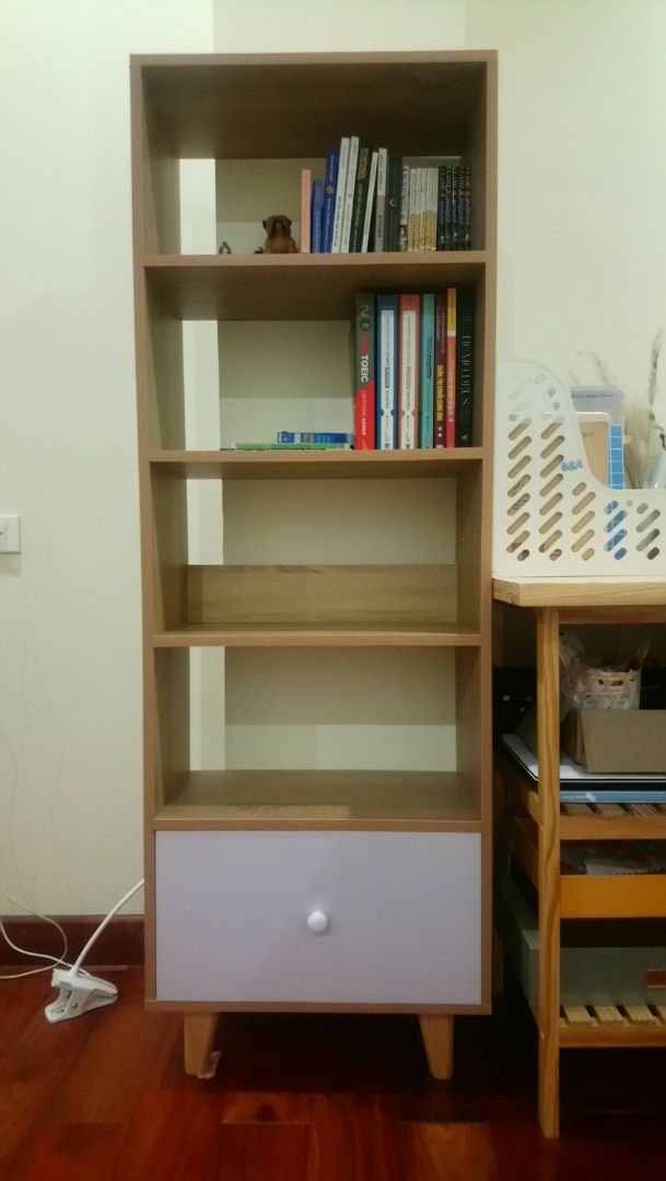Giao hàng nhanh, bàn lắm ráp lên hình rất xinh, thích hợp để decor phòng, gỗ cũng chắc chắn. Đấy là những điểm được, còn mình chỉ không hài lòng chút xíu ở vài chỗ:
- chân gỗ của tủ kích thước chưa chuẩn lắm, nên bị hơi cập kênh, mình phải chèn giấy vào để cân bằng (như trong hình)
- các miếng vách cắt không chuẩn, mình phải mài đi mới lắp đựơc.
- Ngăn tủ cuối cùng kéo ra kéo vào không được mượt do cách thiết kế lỗ vặn vít ở đấy, nó bị vướng.
Nhưng tổng quan thì với giá tiền như thế, mình cũng rất ưng và thích chiếc tủ này. Cũng khá là đáng mua đấy ạ.