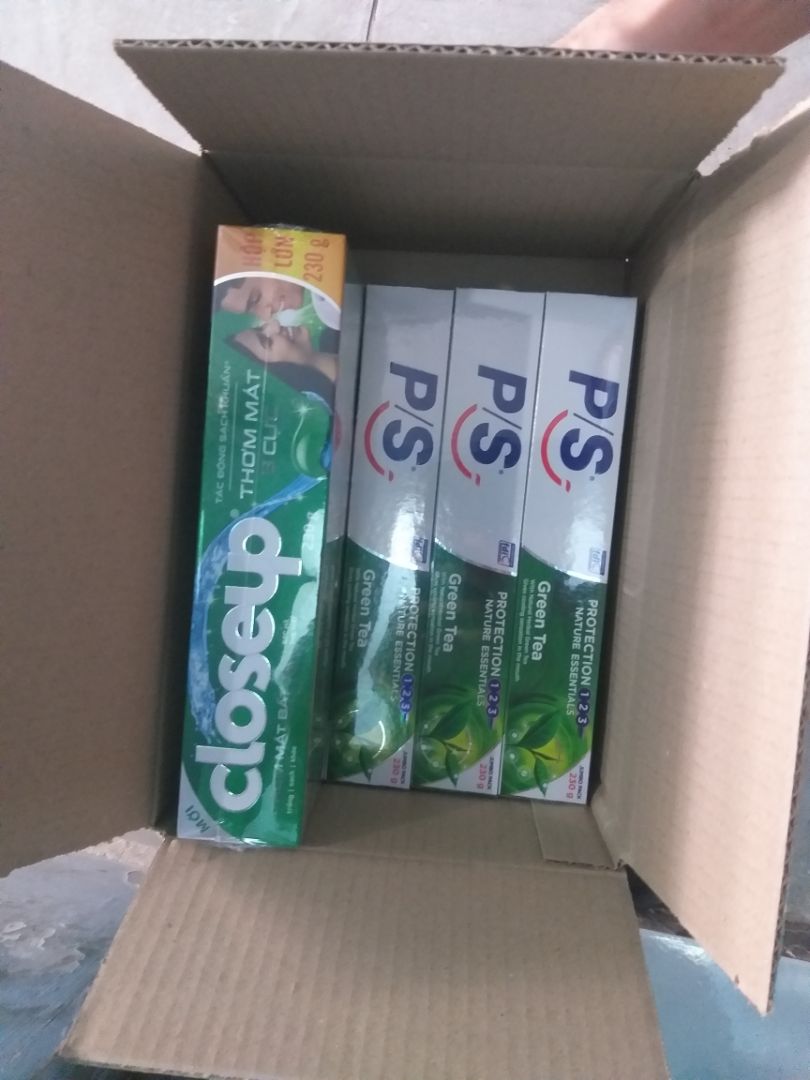 combo 3 hộp kem được đóng kĩ càng thẩm mỹ, hạn sử dụng tới tận năm 2024, hộp còn mới tinh và còn mùi của "hàng mới" :D 
gia đình mình đã dùng qua khá nhiều hãng kem đánh răng rồi, nhưng ưng ý nhất là CLOSE UP hương bạc hà này, sạch răng và thơm dịu. mua được lúc giảm giá nhiều, tiết kiệm được 1 khoản tiền, lại được freeship và ưu đãi từ ví zalopay nữa. rất cảm ơn Tiki ^-^