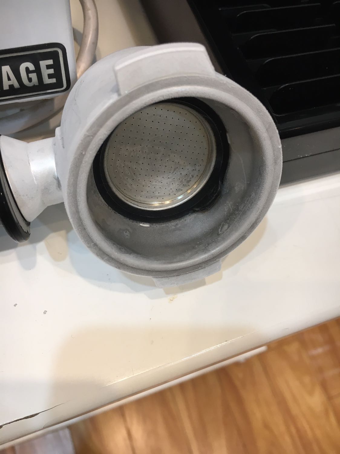 1. Cốc đựng cafe mới dùng một lần đã trồi goăng cao su ra ngoài
2. Tay nắm đựng cafe không đưa vuông góc với máy như hướng dẫn được