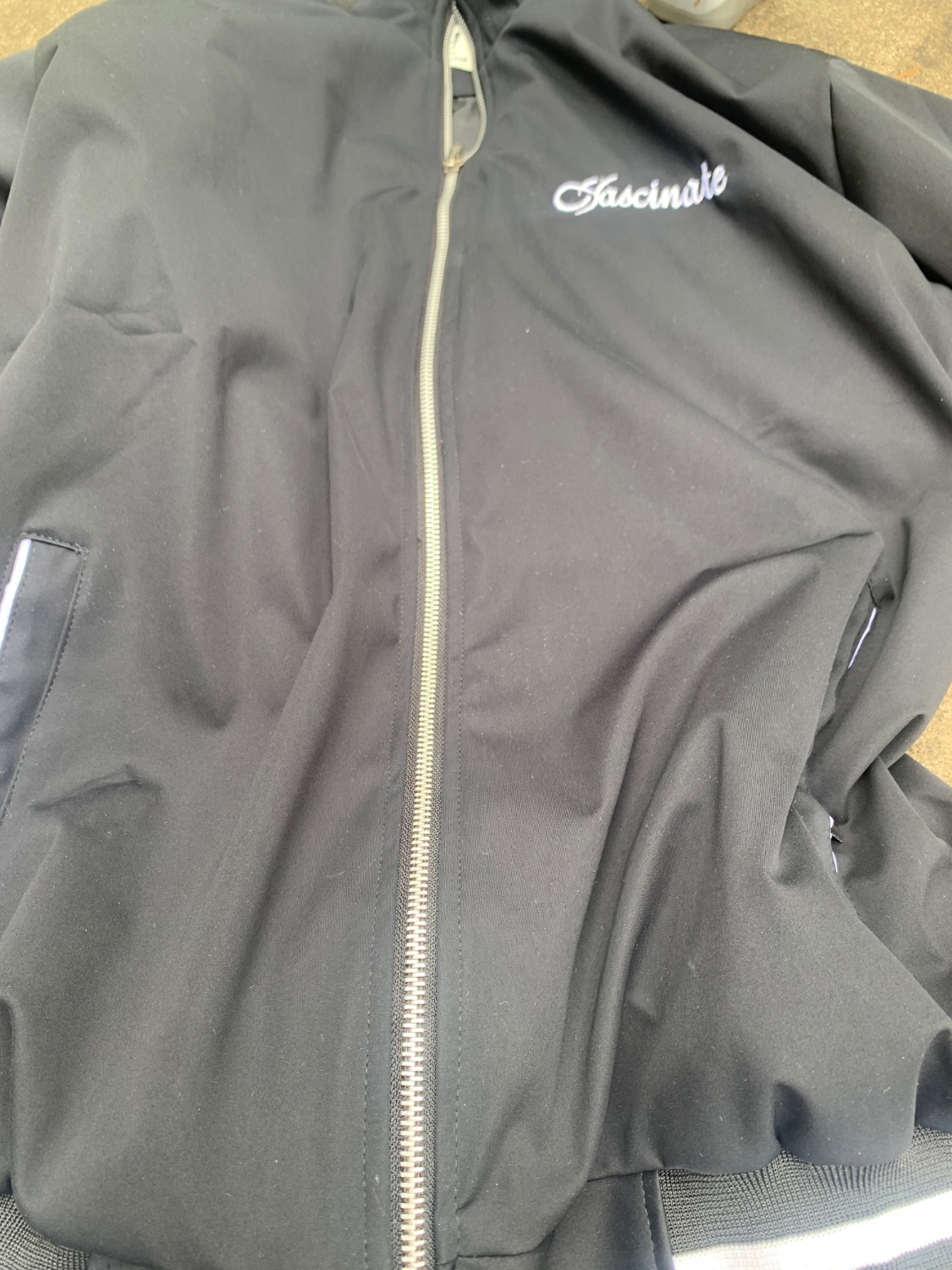 áo may lỗi rất nhiều nhất là cánh tay, chỉ áo chưa cắt hết còn lại rất nhiều . Khóa áo rất khó sử dụng rất dễ hư. áo này chỉ mặc đi làm thôi ae nhé. Giao hàng thì lâu.Hãy cân nhắc ae nhé.