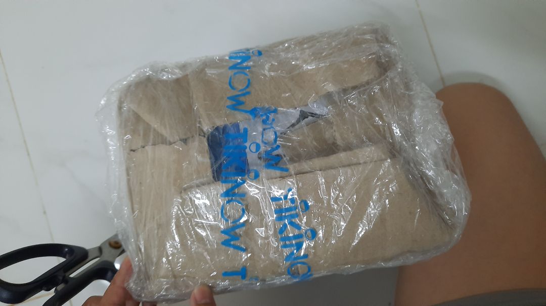 đầu tiên là giống hàng tồn kho để lâu, hai là không có bóng đèn, phải đi mua thêm bóng đèn, ba là các khớp nối đều bằng nhựa nên chi phí tổng lại khá gắt với sản phầm thực tế,