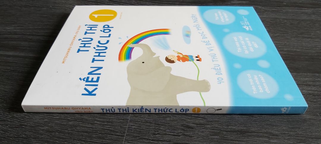 Cuốn sách gồm 40 điều hỏi đáp thú vị và gần gũi mà rất nhiều trẻ tuổi lớp 1 hay nghĩ tới. Các câu hỏi chia theo 4 lĩnh vực: cơ thể, vật dụng, loài vật, vũ trụ. Ngôn ngữ trong sách nhẹ nhàng, vừa đủ sức hiểu của trẻ. Minh họa đen trắng đơn giản và rõ ràng để hỗ trợ trẻ cảm nhận.
Một cuốn sách bổ ích ko chỉ với phụ huynh mà cho cả các con. Chữ in to giúp các bạn nhỏ dễ đọc. 
Mình hài lòng với dịch vụ Tiki, nhanh và nhiều tiện ích.