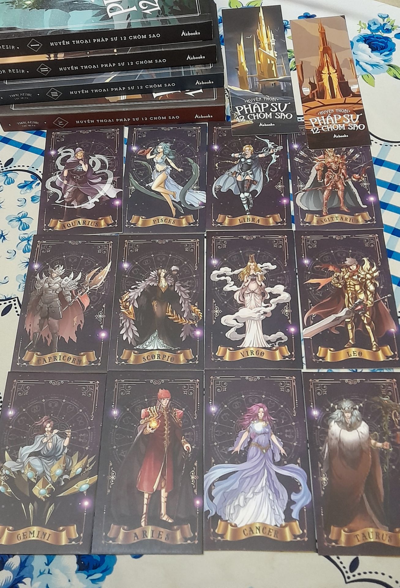 mình săn sale nên đặt cả bộ, tập 1 và 2 được tặng kèm thẻ bài 12 chòm sao rất đẹp nhưng cắt ko được đều. Tập 3, 4 được tặng kèm bookmark