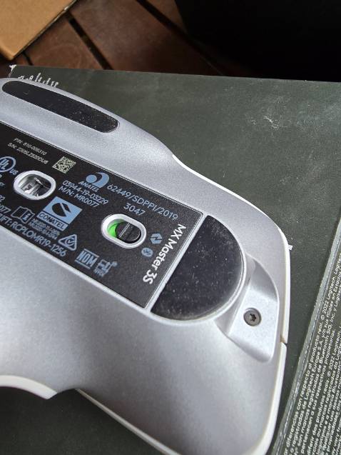 Giao hàng nhanh, tem dán vẫn còn nguyên, kể cả miếng dán dướii chuột. Tuy nhiên, nhìn kỹ 4 miếng cao su tiếp xúc thì có dấu trầy xước và mòn chút chút, không giống chuột zin chưa sử dụng như mình nghĩ