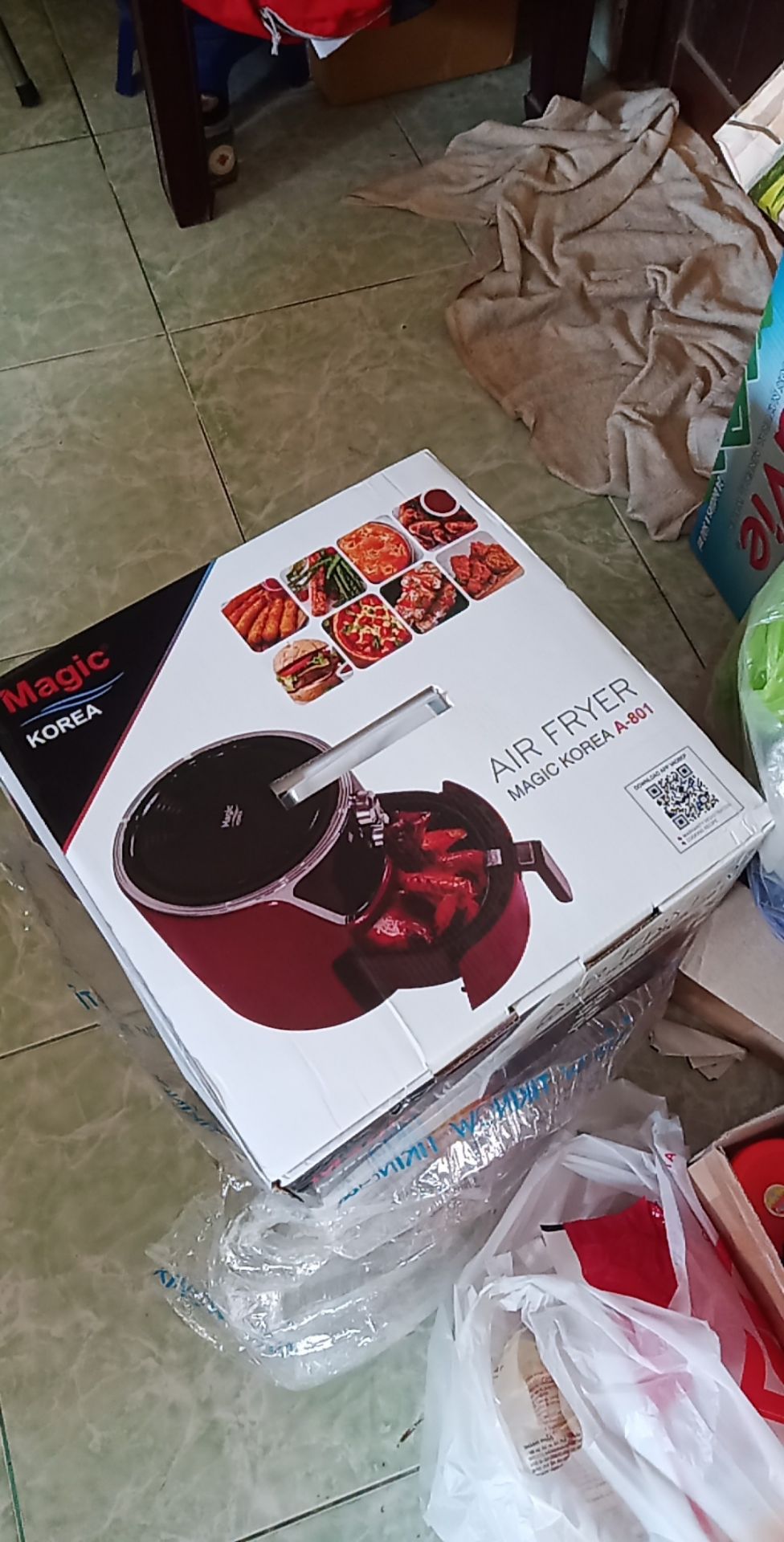 Khi vừa giao hàng về nhà mình làm ngay món đùi gà chiên, Sản phẩm tuy to nhưng hướng dẫn sử dụng thì ghi rằng chỉ chiên được 700g nên cũng chẳng nấu được nhiều, mà gà chiên ra cũng không được giòn ngon, trước lúc chiên còn phải quét dầu vào khung chiên theo hướng dẫn sử dụng, vệ sinh cũng khá phức tạp. Hàng mới đẹp nhưng sử dụng thì không tốt lắm.