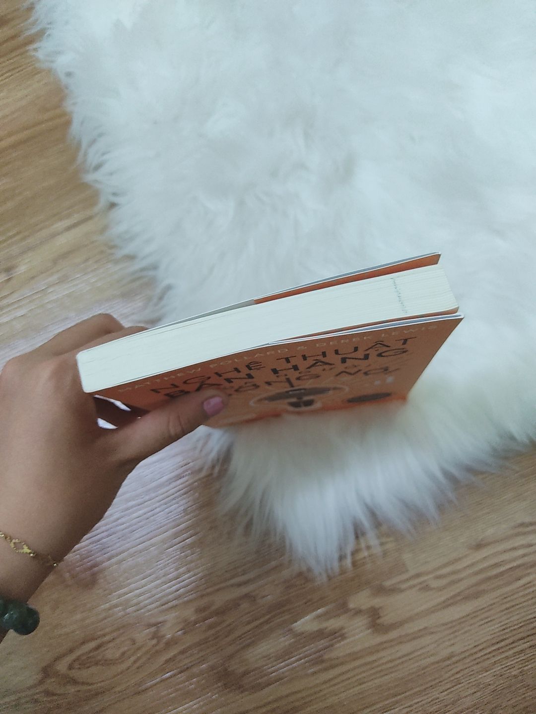 Đây là lần đầu tiên mình mua sách trên tiki. Đọc review có nhiều người bảo sách bẩn, chất lượng không tốt nên cũng hơi quan ngại nhưng vì đợt 14/10 giảm giá nhiều quá nên mình bấm bụng mua luôn :p Cảm nhận của mình sau khi mua hàng ở tiki là giao hàng nhanh chóng, mới đặt hôm qua hôm nay có trong khi dự kiến là 2 ngày nữa. Về chất lượng sách, phải nói mình là người khá kỹ tính khi mua sách nhưng những cuốn sách mình nhận đợt này (mình mua hơn chục cuốn) không có gì để chê. Sách đẹp, thẳng thớm, không bụi đáng kể, không quăn góc và một số cuốn vẫn còn trong bọc. Mong tiki đừng sale nữa!! ?