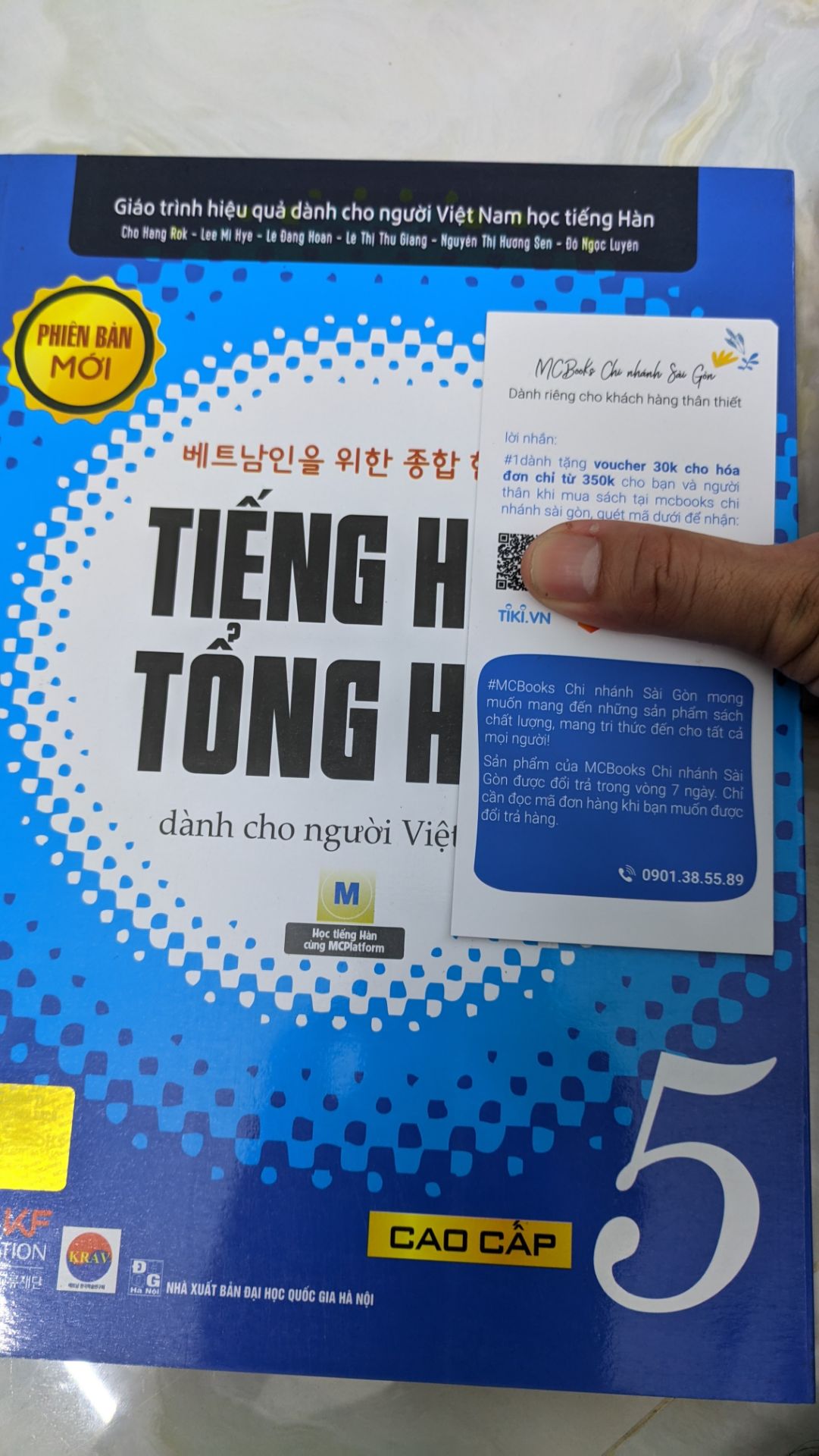 Sách ok, shop giao hàng rất nhanh chóng, giá tốt hơn một số shop khác. Chỉ là cái voucher 30k gì đó quét không thấy gì,chỉ thấy trang của shop trên Tiki???