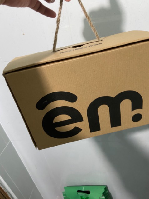 Đóng gói sơ sài làm hộp giày bị thủng một lỗ. Hộp giày thiết kế đẹp. Giày knit mềm đế rất nhẹ mang êm chân cho 5 *