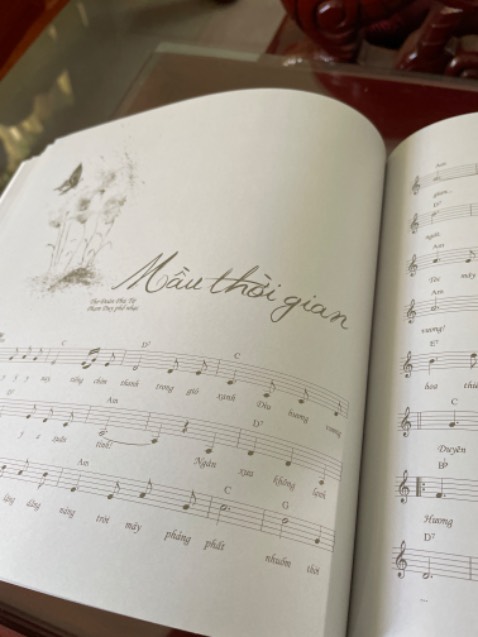 Mua được quyển sách được trình bày quá đẹp, quá sang trọng của  nhạc sĩ Phạm Duy. Uy tín của tác giả thì ko cần nói nhiều vì quá nổi tiếng, chỉ muôn nói lời cám ơn đến Cty Sách Phương Nam về ấn phẩm tuyệt vời này