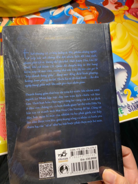 Quyển mới nên hình như Nhã Nam vẫn còn bọc seal cho em nó 🥲 chứ mấy quyển kia thảm khỏi bàn, bìa xước tùm lum
Nội dung hay khỏi bàn, buồn cái là tên nhân vật Một Vạn Ba khác so với bản onl. Đọc Một Vạn Ba quen rồi giờ thành Mười Ba Nghìn cứ lạ lạ thế nào