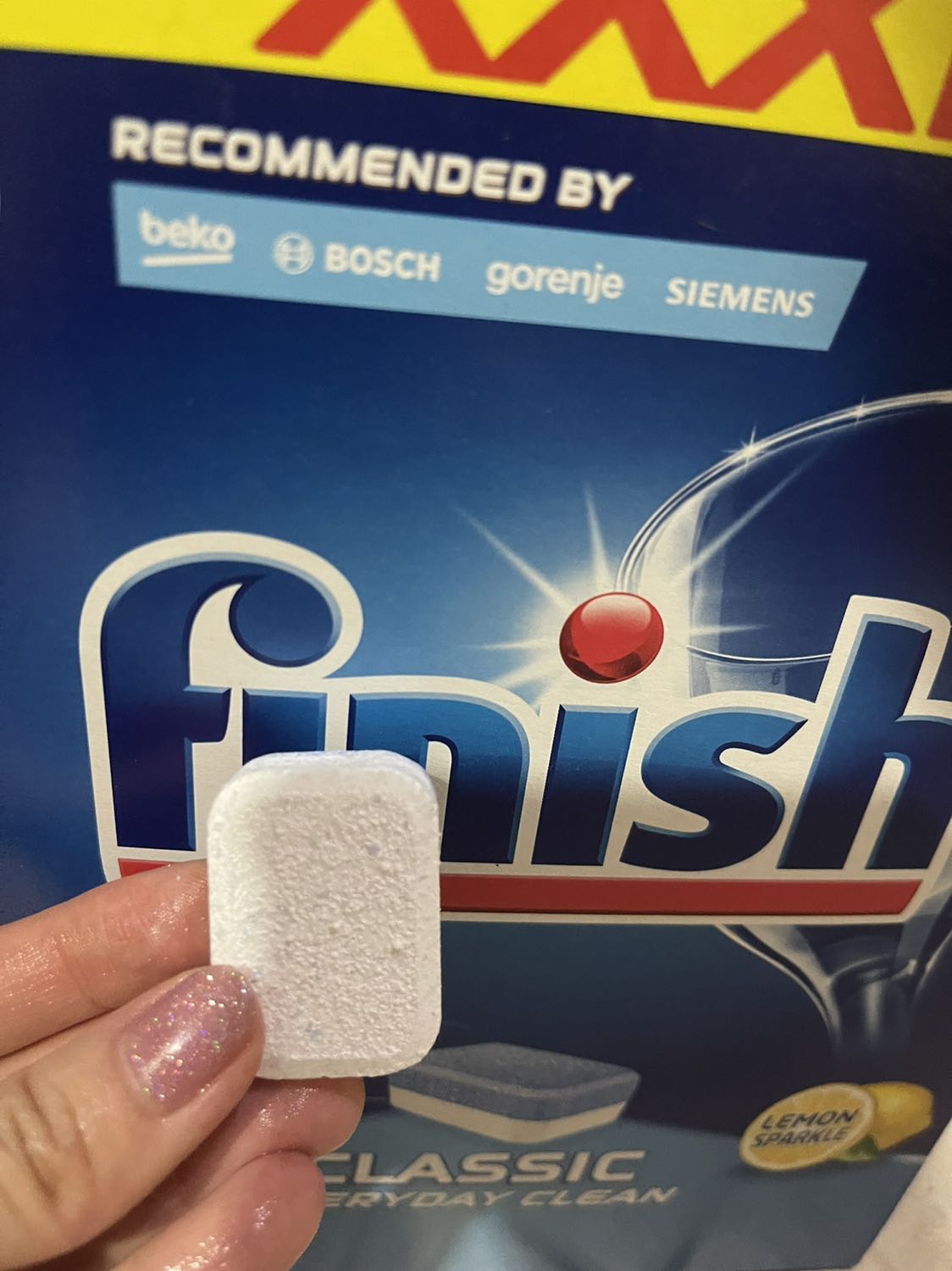 Lần thứ 2 mua nhưng giao loại không có nút đỏ. Hơi thất vọng.. ko giống hình. Dù shop tặng thêm 2 viên.. nhưng 2 loại khác nhau