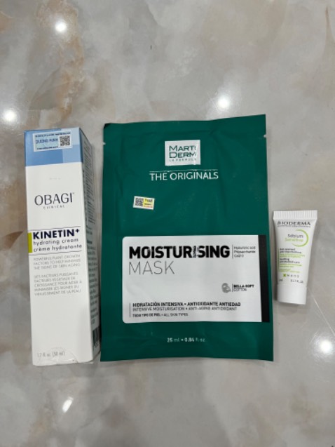 Dùng được 2 ngày, cảm nhận được sản phẩm rất tốt, mát da. Hộp đóng gói bị hỏng nặng, sản phẩm bên trong may còn nguyên vẹn do có túi bóng bao bọc.