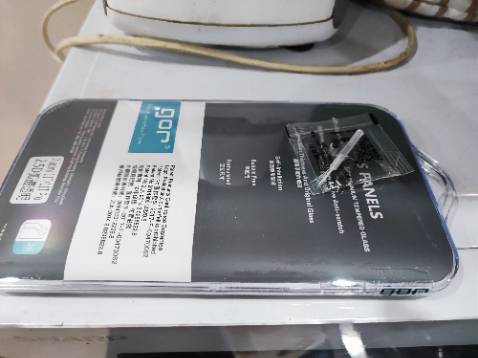 Đầy đủ phụ kiện để dán, miếng dán trong, dùng ok, hài lòng!