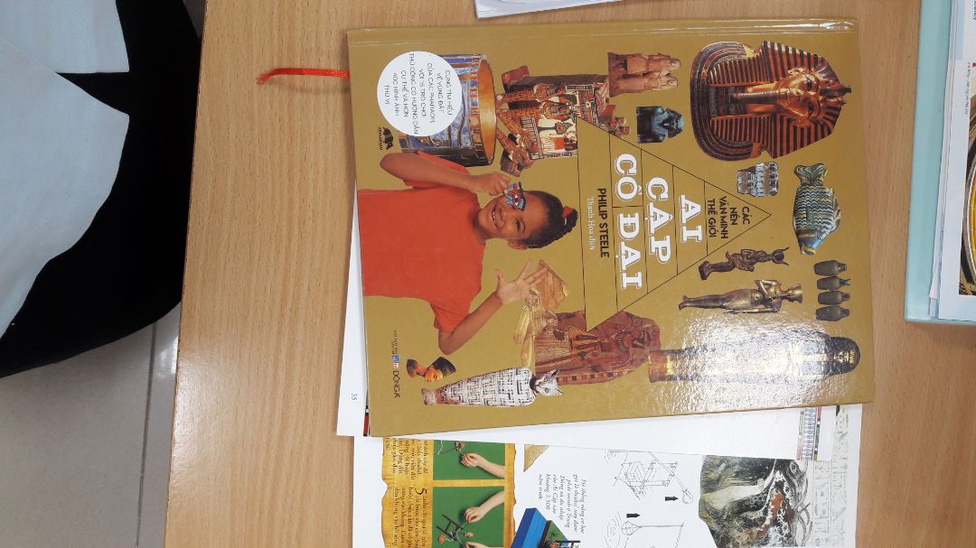 mình đặt quyển Ai cập Cổ đại cùng 2 quyển nhỏ nữa (không biết có phải cùng chỗ giao sách không), nhưng rất thất vọng về sách giao cho mình. Quyển Ai cập cổ đại bị lỗi, 2 tờ giữa rơi ngay ra ngoài, sách xộc xệch. 2 quyển còn lại thì như sách cũ, đen, quăn và bị nươca ố cả bìa