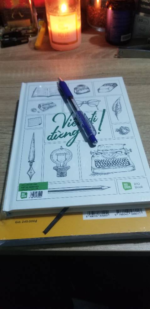 Nội dung do chưa đọc được hết nên chưa đưa ra được nhận xét.
Về phần dịch vụ của tiki: 
-Giao hàng khá nhanh, mình đặt sách lúc 11h20 và nhận được sách vào lúc 16h.
-Đóng gói kỹ, sách in đẹp, chất lượng. Mình có sử dụng book care nhưng mở sách ra thì không có bọc-điểm trừ.
Khi nào đọc xong nội dung sẽ cập nhật thêm, lần trước đọc quyển "Con Đường Trở Thành Freelance Writer" của chị Linh Phan thấy khá chi tiết và thú vị. Hi vọng quyển này cũng được như vậy.