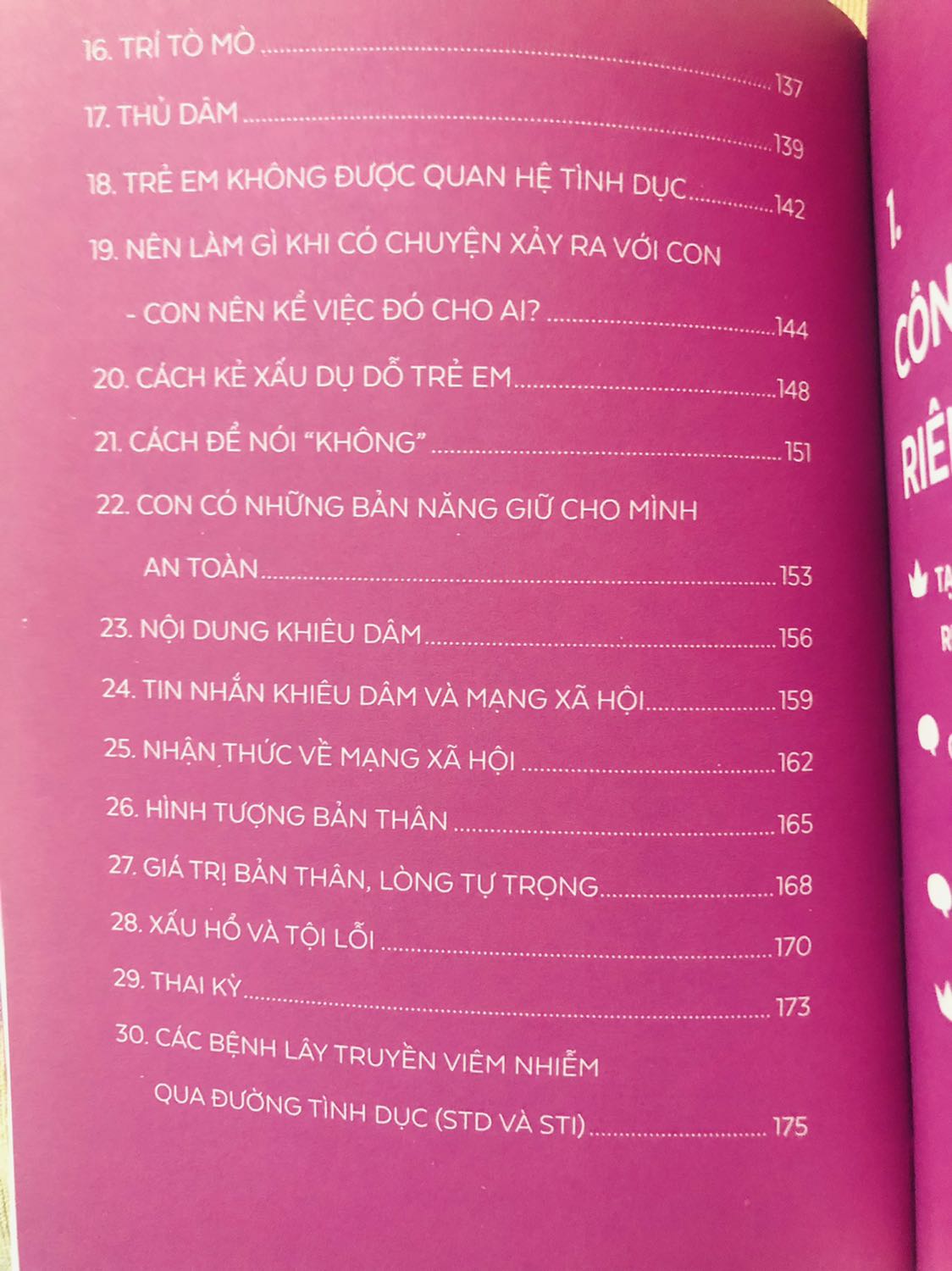 - Sách phân ra từng nội dung và gợi ý cho phụ huynh cách trò chuyện với trẻ để trẻ có thể tiếp thu được các vấn đề liên quan hoặc sẽ phát sinh ở độ tuổi đó giúp trẻ ý thức được sự việc, biết cách yêu thương và bảo vệ  bản thân.