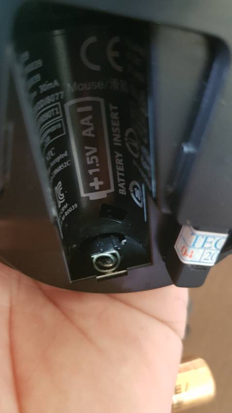 Sản phẩm được sản xuất năm 2017, quá lâu để bán năm 2021 này, bên trong chỗ tiếp xúc pin đã bị ô xi hóa, rỉ sét, không tốt chút nào