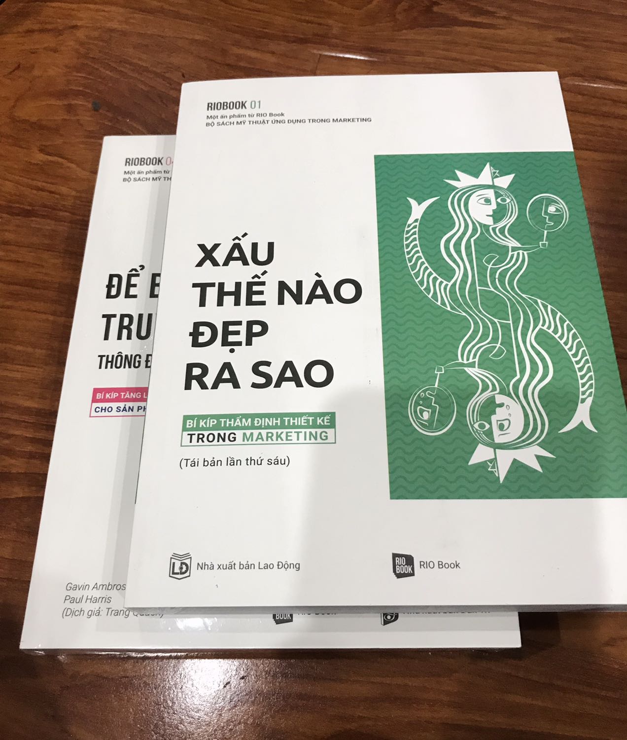 Giao hàng nhanh. Sản phẩm được đóng gói chắc chắn. Nội dung sách bổ ích. Bạn nào cần nghiên cứu chuyên sâu về đồ hoạ trong marketing nên đầu tư nhé!