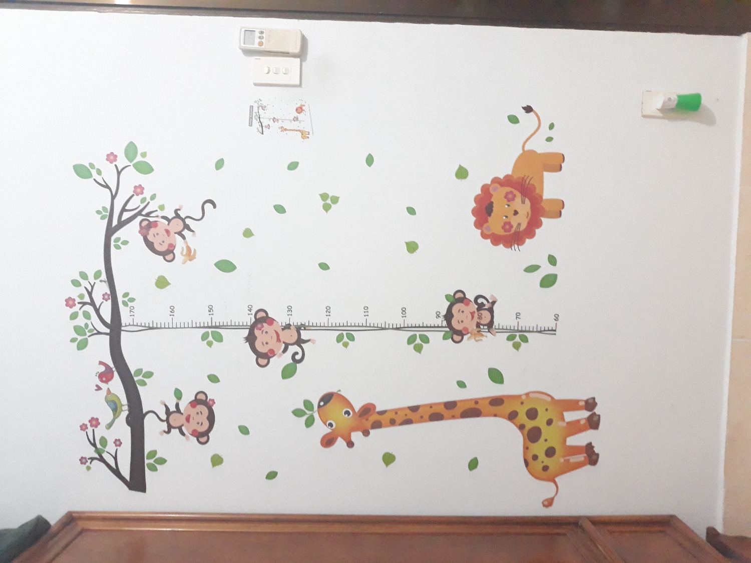 Decal dán tường rất đẹp, giá rẻ, keo dính chắc. Màu sắc bắt mắt, sinh động, các bé nhỏ rất thích. Tuy nhiên lúc dán hơi mất thời gian vì phải đo chiều dài, dán sao cho thẳng và có khá nhiều chi tiết nhỏ. Nói chung thì đây vẫn là một sản phẩm rất tốt.