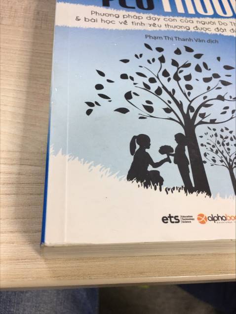 Mình mua sách để tặng người thân mà sách nhìn như đã qua sử dụng, nhiều vết bẩn ở bìa sách, mép sách còn hơi rách nữa. Huhu. Thế này thì sao mình đem tặng được? Chưa lần nào mình mua sách mà chất lượng lại kém như lần này. Thất vọng quá