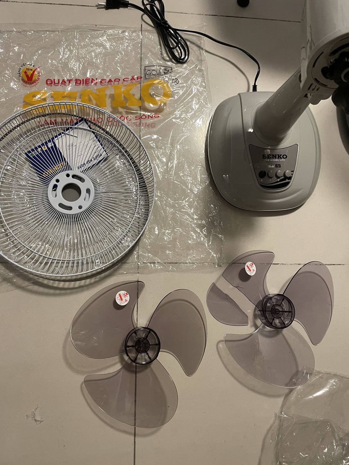 Mua hàng trên tiki mà phát sinh lỗi sản phẩm thì thôi, đợi tiki đổi trả mất rất nhiều ngày, nhà bán hàng này đóng gói ẩu, quạt này ko có thùng, nên lấy thùng giấy của quạt to hơn, trong thùng lỏng lẻo làm ép bể cánh quạt, đóng gói sản phẩm của mh bán mà ko có tâm chuý nào, đt tiki đợi cả tuần chưa đến thu đổi, tự đi ra ngoài mua 25k thay. Mua hàng trên tiki mà phát sinh lỗi sản phẩm thì thôi, đợi tiki đổi trả mất rất nhiều ngày, nhà bán hàng này đóng gói ẩu, quạt này ko có thùng, nên lấy thùng giấy của quạt to hơn, trong thùng lỏng lẻo làm ép bể cánh quạt, đóng gói sản phẩm của mh bán mà ko có tâm chuý nào, đt tiki đợi cả tuần chưa đến thu đổi, tự đi ra ngoài mua 25k thay.