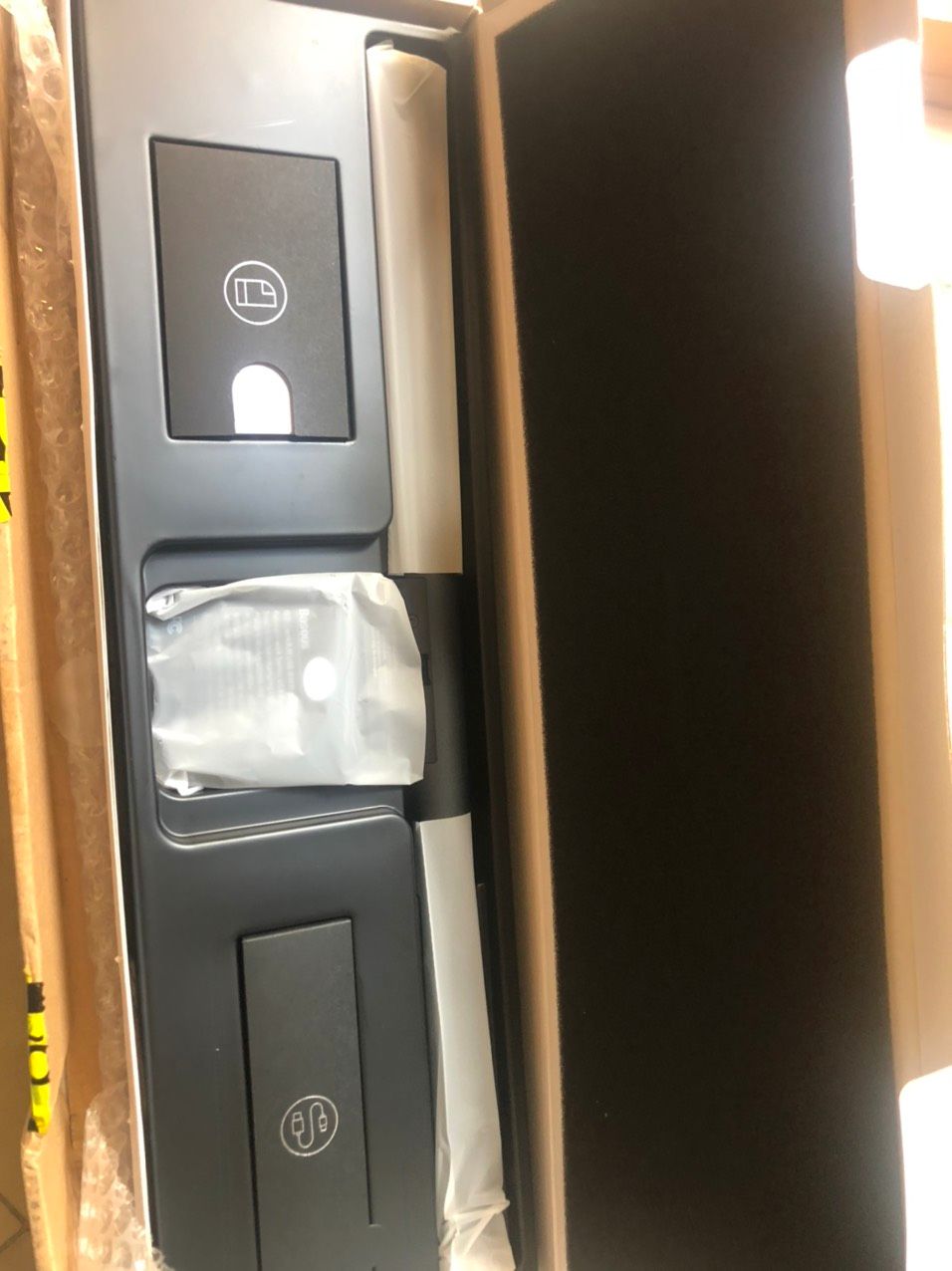 Giá tốt nhất trên các nhà bán, giao nhanh gọn lẹ ,phiên bản Young màu đen sạch, mong sẽ bền lâu dài