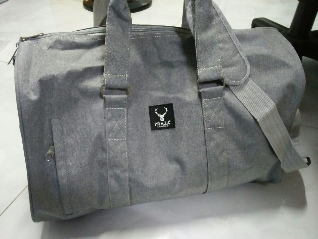 form to lắm nha cả nhà,mình đựng đồ thoải mái,túi thấy vậy mà chứa hơn chục bộ,chưa kể chỗ để giày lại được chứa được 2 đôi của mình luôn,quai chắc chắn an tâm lắm.