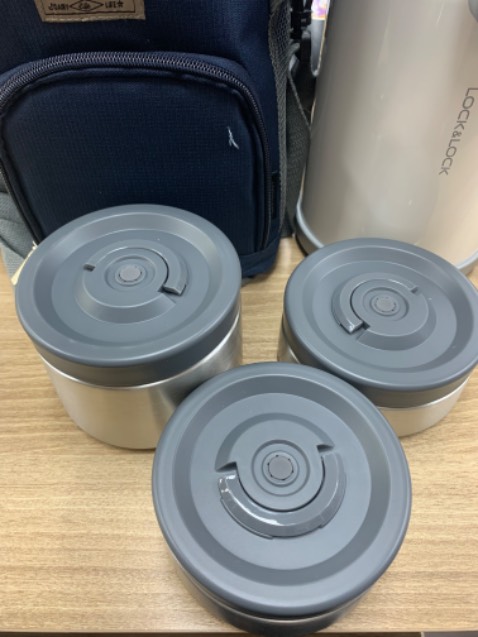 Hài lòng với cách đóng gói của shop: kỹ càng, bảo vệ được hàng khi giao.
Sản phẩm có 1 hộp giữ nhiệt bên ngoài kèm, 1 nắp dự phòng và 3 hộp inox đựng thức ăn bên trong, 3 hộp này không có chức năng giữ nhiệt nên khi cho thức ăn nóng vào sẽ phải lấy khăn cầm mới đóng nắp được. Tổng thể hơi to, mang đi làm hơi bất tiện
Đựng thức ăn từ sáng đến trưa thì hộp dưới cùng sẽ còn nóng nhiều nhưng hộp trên cùng sẽ nóng ít hơn. nếu mở nắp khó có thể nhấn nút nhỏ bên trên để mở. ( giữ nhiệt được khoảng 8 tiếng).
Vệ sinh: phần hộp vệ sinh dễ, nhưng phần nắp làm bằng nhựa nên nếu vệ sinh không kỹ sẽ còn lại bết dầu mỡ. 
đã dùng được khoảng 2 tháng, cảm thấy ưng ý nên đánh giá 5 sao. mọi người có thể dùng thử