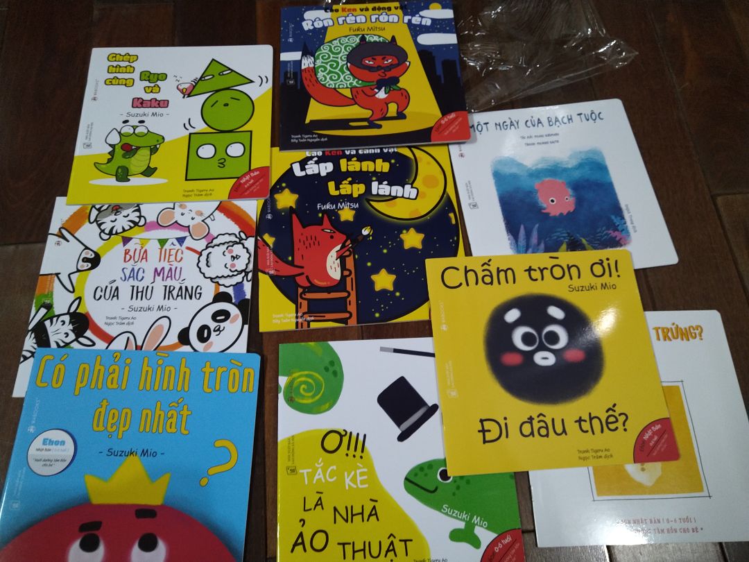 Nội dung phù hợp với bé. Trang giấy số lượng chi tiết vừa phải, màu sắc đẹp, không quá sặc sỡ. Giá cả phù hợp túi tiề.mn.