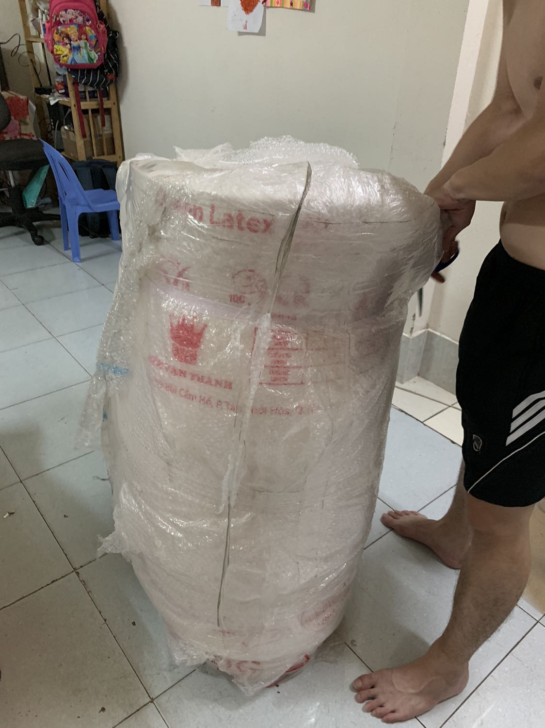 Nệm siêu to, siêu nặng luôn. Mùi thơm nhẹ như mùi bánh hơi xém. Nhà mình xài nệm Vạn Thành đã 6 năm rồi, mua thêm cái này giá sale chua toi 7 trieu, còn rẻ hơn cả cái đã mua cách đây 6 năm.  Shop giao hàng nhanh, thẻ bảo hành đầy đủ