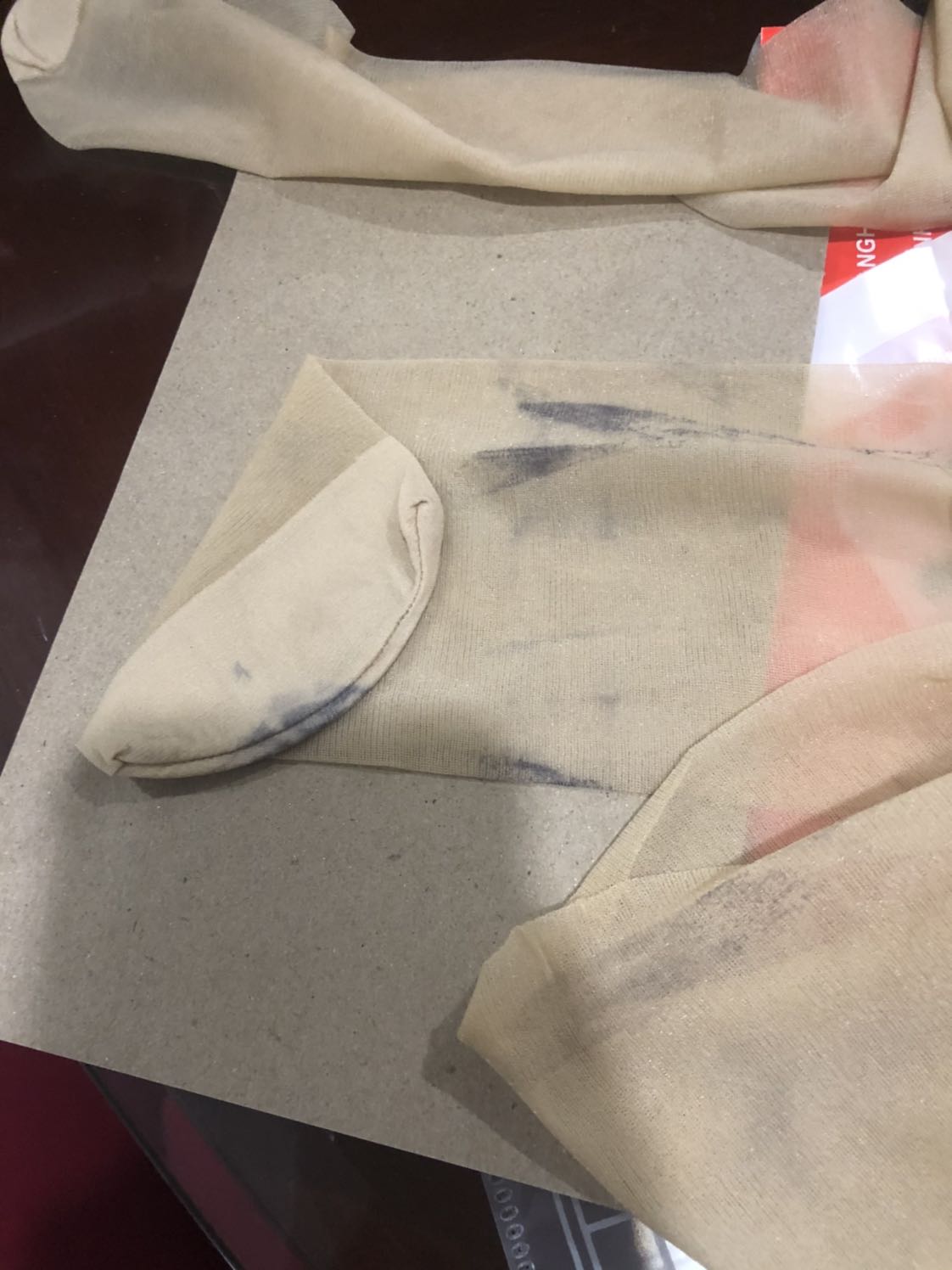 Hàng vừa giao mở gói kiểm tra thấy tất bị lem dầu bẩn, có chỗ bị rút sợi. Quá tệ! Mình gửi hình đính kèm! Yêu cầu đổi trả hàng.