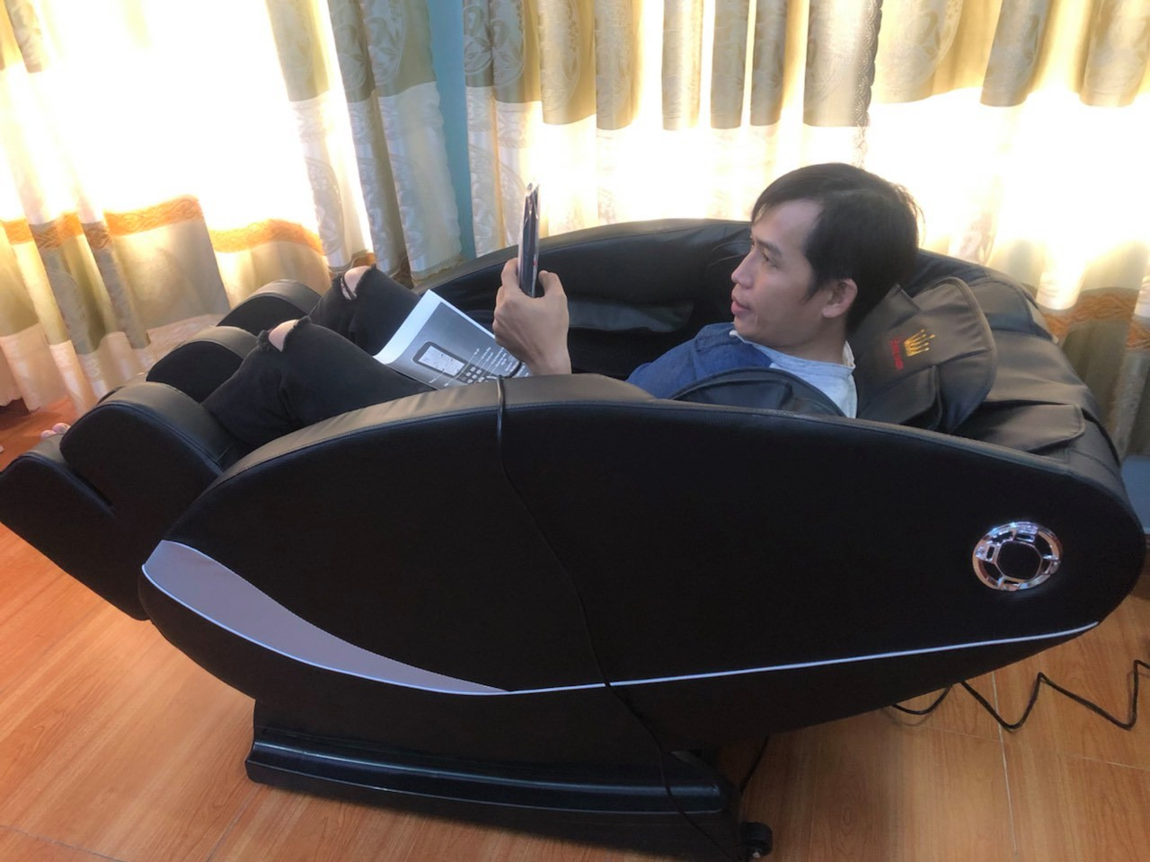 Thời gian vận chuyển hơi lâu. Nhưng được cái sản phẩm ok. Chiếc ghế tích hợp nhiều chế độ massage, chế độ sưởi ấm cơ thể tương đối tốt. Xoa bóp từ đầu đến chân, sản phẩm rất tiện dụng. Thao tác điều chỉnh đơn giản, dễ sử dụng.