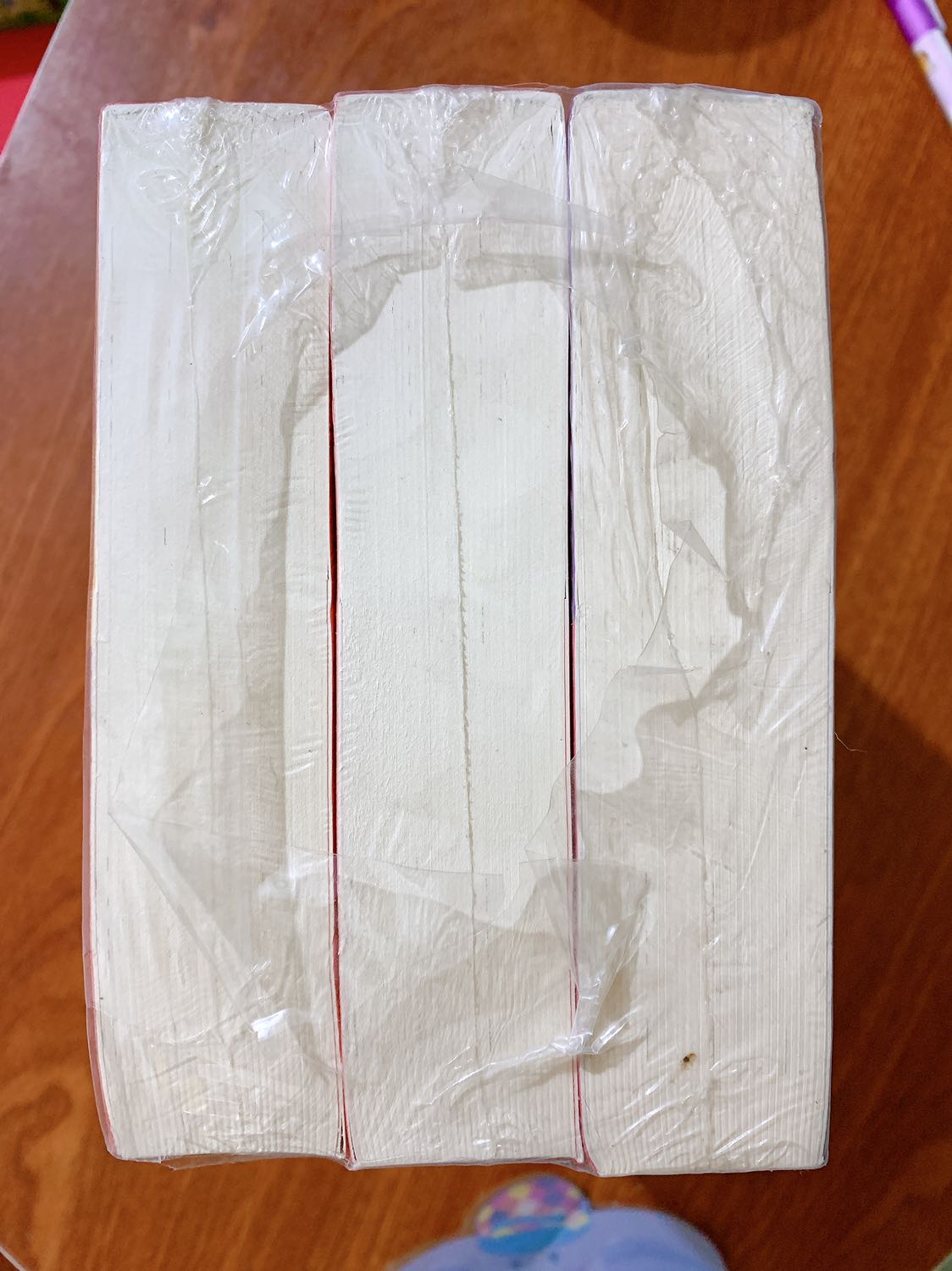 Mình mới nhận hàng sáng nay,canh sale nên mua được cả bộ 3 quyển giá chỉ 245k,mà nhận được nguyên bộ sách mới tinh.Nội dung thì chưa đọc kịp nên chỉ nhận xét về chất lượng hàng của Tiki thôi,đơn hàng này mình cho năm sao vì chất lượng sản phẩm hoàn hảo nhé.