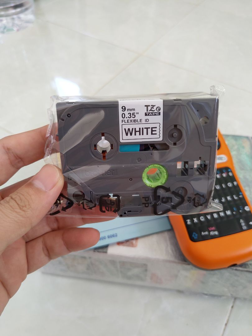 Giao hàng nhanh, mình đặt 2 ngày là có. Hàng nhập khẩu chính hãng Brother. Tặng kèm 1 cuộn nhãn 9mm. Người dùng phải mua 6 pin AAA hoặc mua adapter rời để cấp nguồn cho máy.
Tuy nhiên điều khó chịu nhất mà mọi người mua máy nên lưu ý là hầu hết máy in nhãn Brother đều in rất phí nhãn (mỗi lần in nhãn sẽ có 1 khoảng thừa 25mm ở đầu tiên, phải dùng kéo cắt bỏ đi).  Có một số setting để hạn chế điều này nhưng nhìn chung đã dùng máy Brother thì phải chấp nhận. Đối với máy in nhãn thì thật ra họ bán cuộn nhãn là chính. Giá một cuộn nhãn chính hãng xấp xỉ 300k, khá mắc. Mọi thứ còn lại máy đều làm rất tốt. Cho 4 sao. ;))